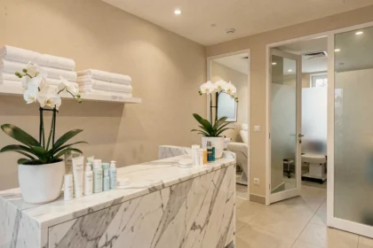 Réception élégante d'un institut de beauté dans le Rhône avec des produits de soin soigneusement disposés et un décor épuré
